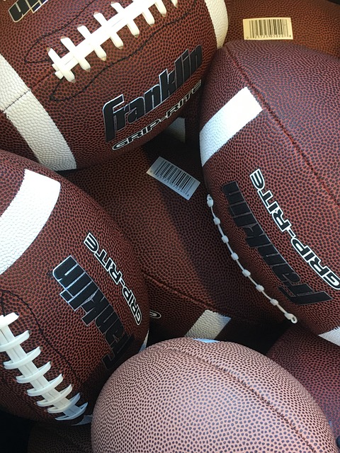 东契奇躺灰熊女助教旁, 可爱互动引关注, 抱怨对手“我真受够了”.